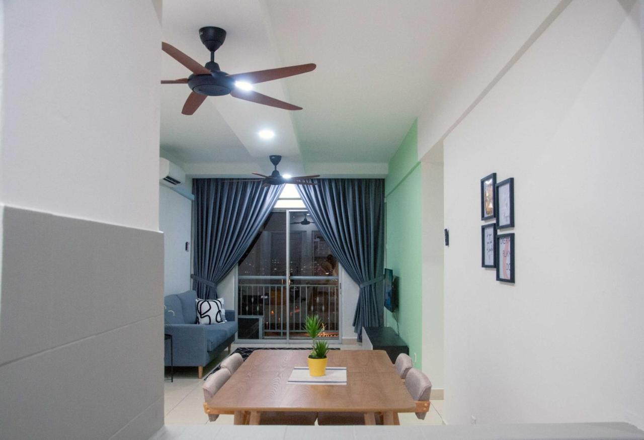 Five H Family Service Apartment Seri Kembangan Exterior photo