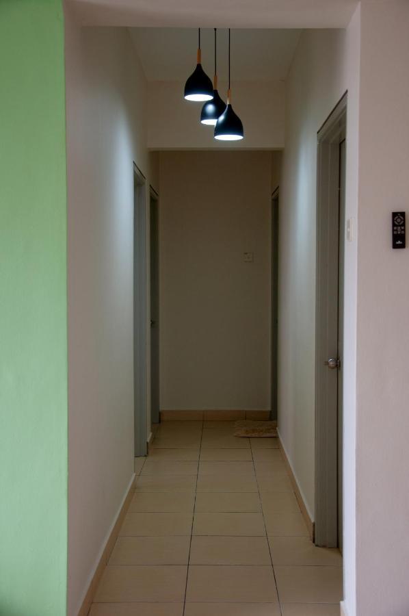 Five H Family Service Apartment Seri Kembangan Exterior photo