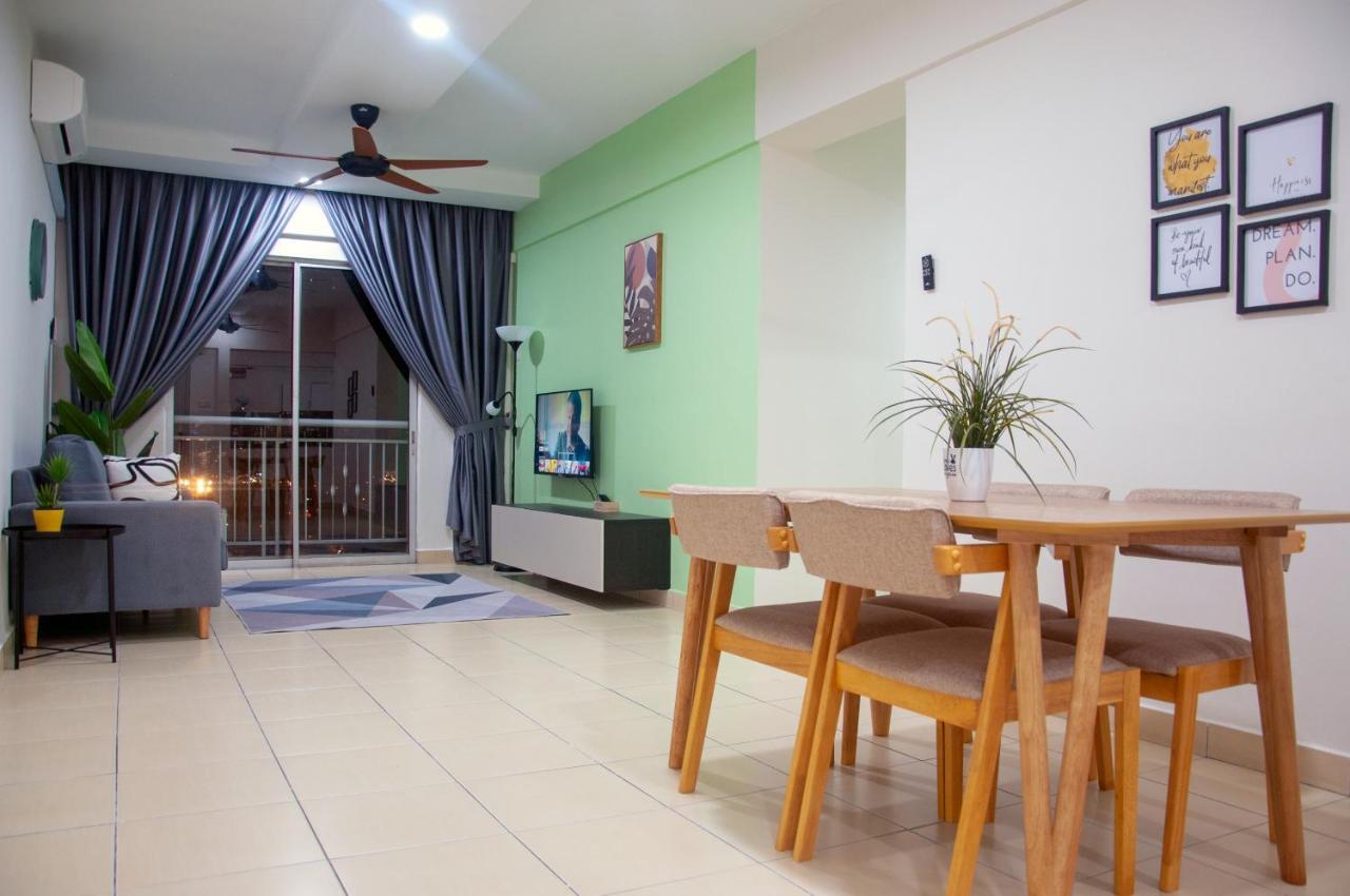 Five H Family Service Apartment Seri Kembangan Exterior photo