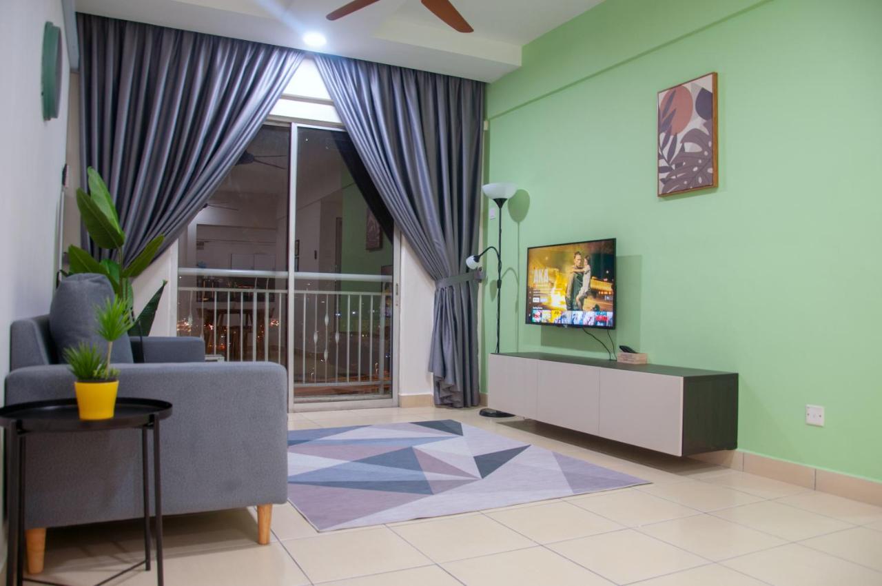 Five H Family Service Apartment Seri Kembangan Exterior photo